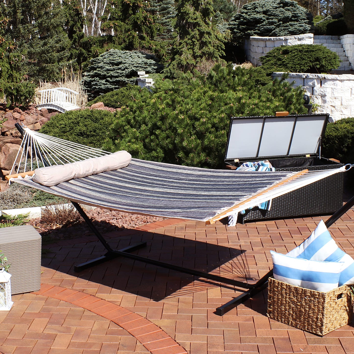 Sunnydaze Quilted Outdoor Hammock with Spreader Bars - Heavy-Duty 450-Pound Capacity Double Hammock for Outside - Mountainside